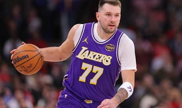 开云体育APP-NBA｜东契奇赛季第八次单场40+，詹姆斯半场20+成41岁首人