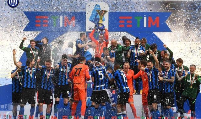 开云体育官网-【现场】加冕日球迷包围梅阿查 见证国米再迎大时代