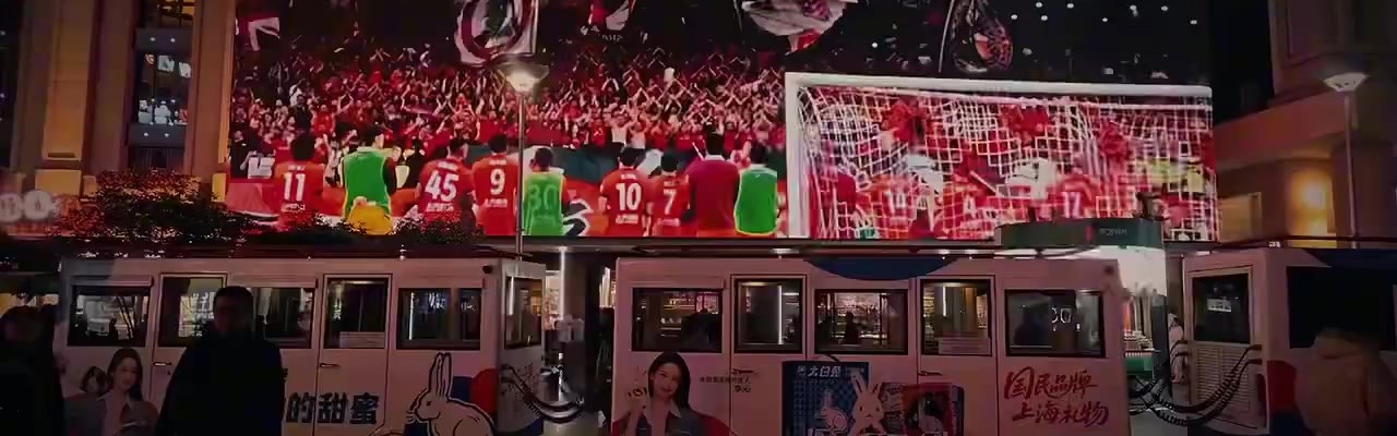 开云体育网址-海港球迷会发起众筹，“4不可挡”夺冠短片亮相南京路步行街
