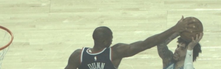 kaiyun-按在球上！三球突破抛投造成邓恩犯规 快船挑战成功