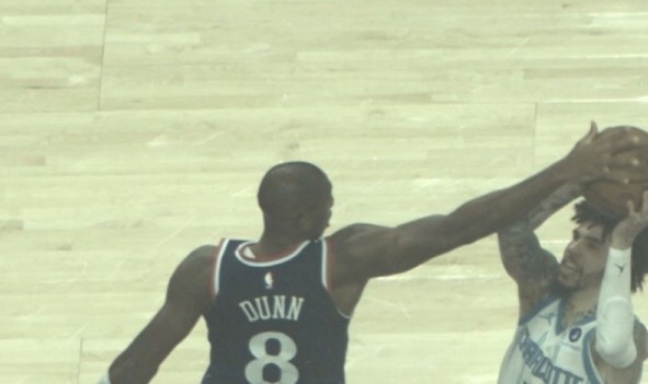 kaiyun-按在球上！三球突破抛投造成邓恩犯规 快船挑战成功