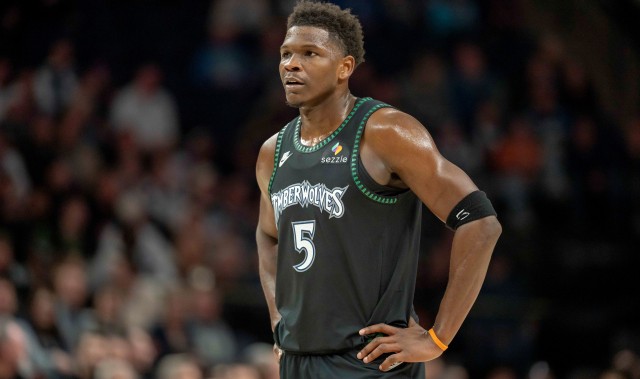 开云体育APP-完全被限制！爱德华兹17中6&amp;罚球10中5得到19分 出现6失误5犯规